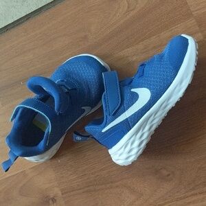 Nike kid size 6 new with tag